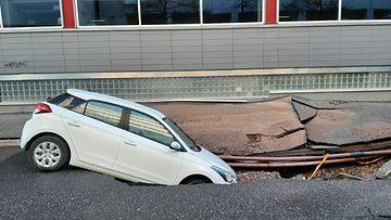 OMA Helsinki tulva auto kuopassa 3