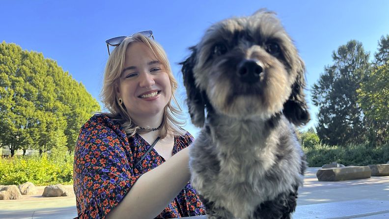 Chloe Conatser koiransa Oreon kanssa puistossa Yhdysvalloissa Portlandissa Oregonin osavaltiossa 2. lokakuuta 2022. Oreo on Conatserin ESA eli emotional support animal.