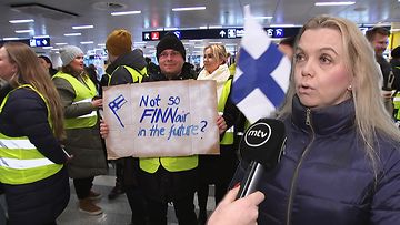 Finnairin henkilökunta protestoi vuorokauden ulosmarssilla Finnairin henkilöstöpolitiikkaa.