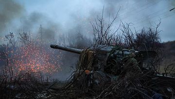 Donetskin separatistitaistelijat ampuivat kenttätykillä lähellä Avdiivkan kaupunkia Donetskissa 22. marraskuuta.