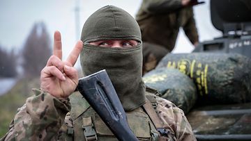 Donetskin separatistitaistelija näyttää V-merkkiä lähellä Avdiivkan kaupunkia Donetskissa, Itä-Ukrainassa 22. marraskuuta.