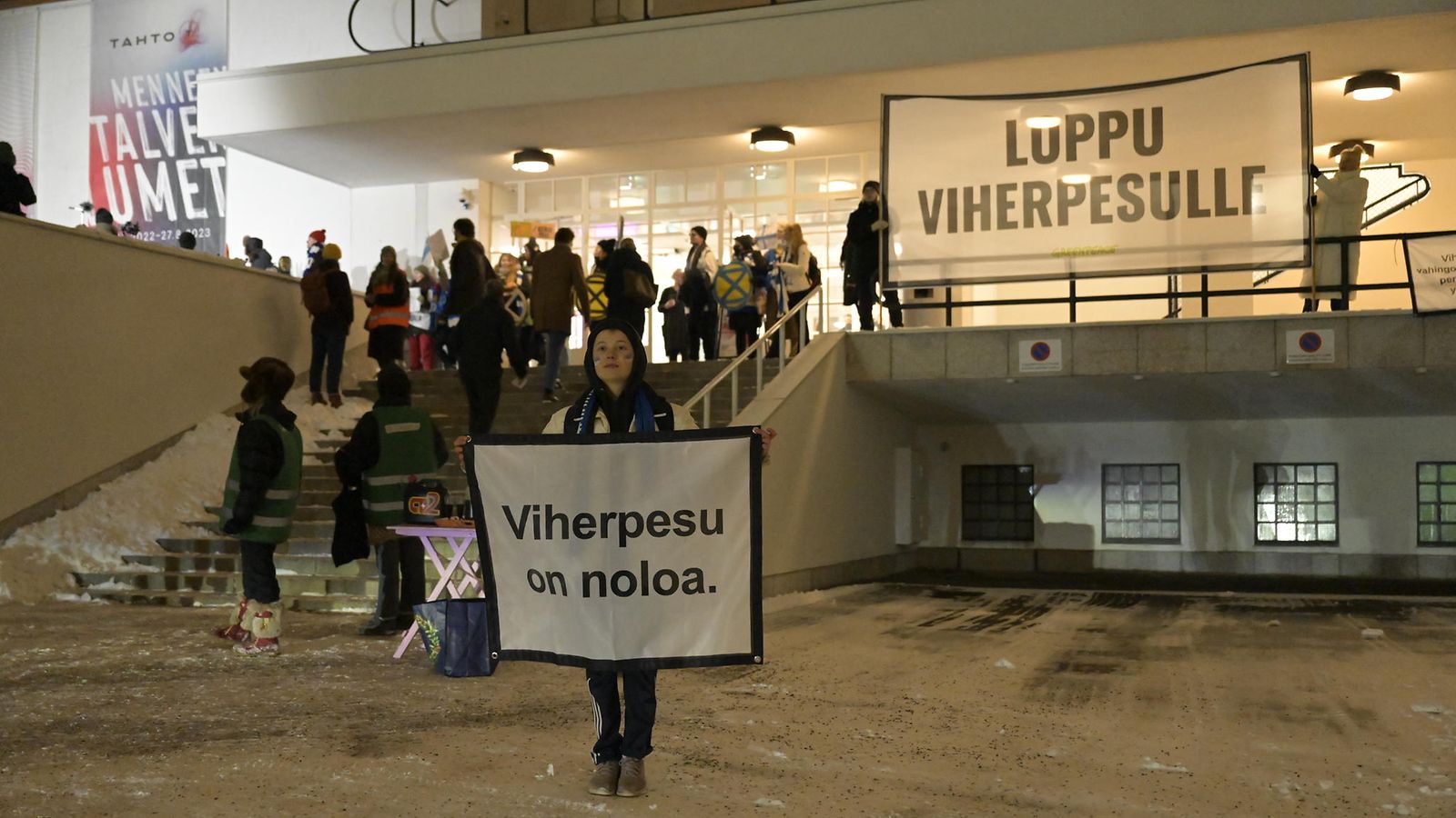 Elokapina osoittaa mieltään urheilumuseon näyttelyssä Helsingissä -  