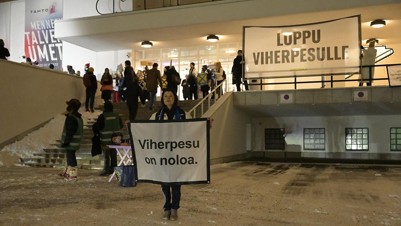 Greenpeacen ja Elokapinan aktivistit osoittaa parhaillaan mieltään Tahto-urheilumuseon ulkopuolella Helsingissä. Liike vastustaa näyttelyn sponsorina toimivan energiayhtiö ST1:n roolia näyttelyn yhteistyökumppanina.