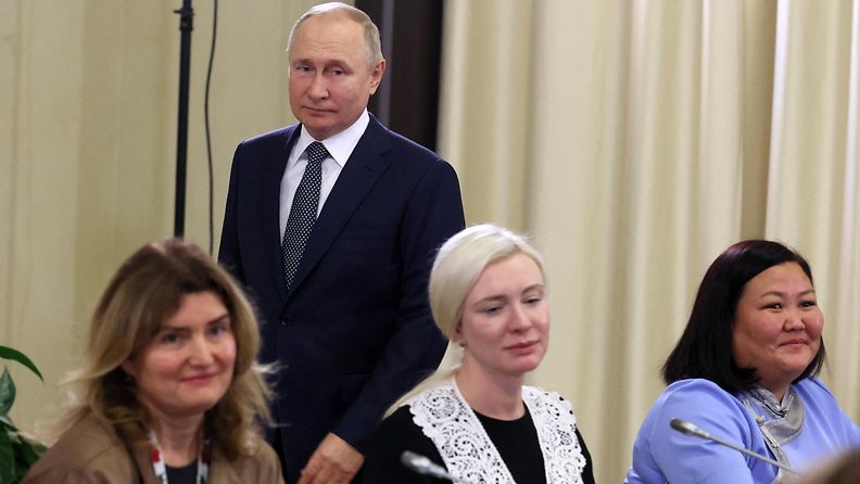 AOP Venäjän presidentti Vladimir Putin tapasi sotilaiden äitejä venäläisen äitienpäivän alla. Venäjällä äitienpäivää vietetään sunnuntaina. 1