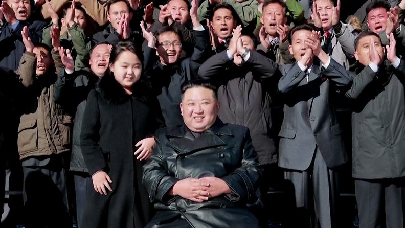 Kim Jong-un valvoi ohjuskoetta tyttärensä kanssa 18. marraskuuta 2022.