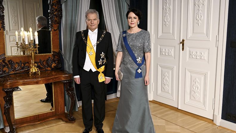 LK 06.12.2022 Tasavallan presidentti Sauli Niinistö ja rouva Jenni Haukio poseeraavat presidenttiparin kuvauksessa ennen itsenäisyyspäivän ohjelmaa Presidentinlinnassa Helsingissä 6. joulukuuta 2022.