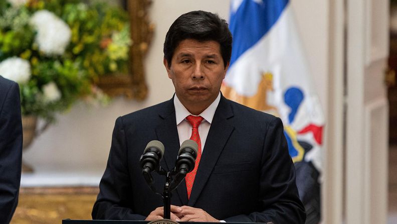 Perun presidentti Pedro Castillo vakavana puhujanpöntön ääressä.