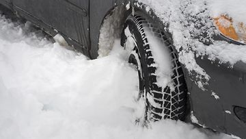 shutterstock auto jumissa lumessa hangessa lumi lunta talviautoilu