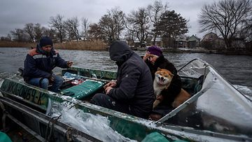 LK 8.12.2022 Olga Chpinyova, 81, ja hänen koiransa Tosha evakkomatkalla veneellä Dnepr -joella Hersonin lähellä 6.12.2022.