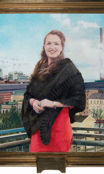 Taitelija Timo Vuorikosken maalaama Anna-Kaisa Ikosen muotokuva.