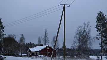 LK 14.12.2022 Sähkölinja ja omakotitalo Keuruun Huhkojärvellä lauantaina 10. joulukuuta 2022.