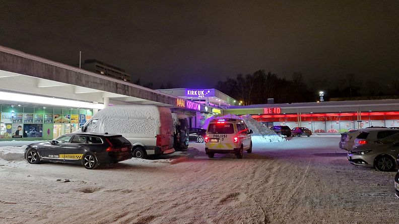 Poliisiauto Puotinharjun ostoskeskuksen parkkipaikalla.
