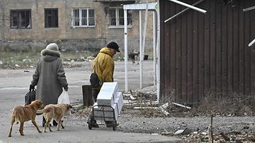 LK 15.12.2022 Paikalliset asukkaat kantoivat avustuspaketteja Donetskin alueella sijaitsevassa Avdiivkan kaupungissa 15.joulukuuta 2022.