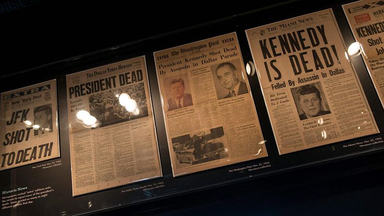 LK 15.12.2022 26.9.2013 otetussa kuvassa on yhdysvaltalaislehtien kansia John F. Kennedy -museossa Washington DC:ssä.