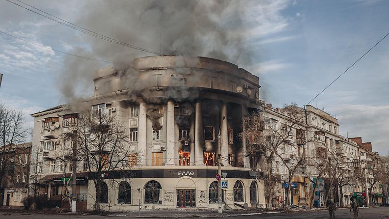 Rakennus tulessa Venäjän tykistötulen jälkeen Bahmutissa, Ukrainassa, 23. joulukuuta.