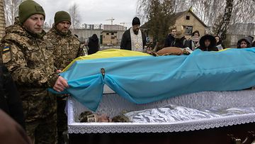 AOP 29.11208247 Ukraina hautajaiset sota kuvituskuva