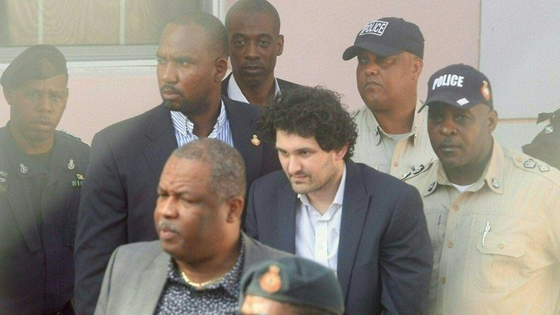 LK 26.12.2022  Sam Bankman-Fried (C) is led away handcuffed by officers of the Royal Bahamas Police Force at the Nassau, Bahamas, courthouse on December 19, 2022.