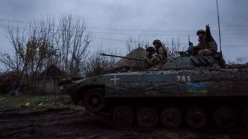 Ukrainan lääkintäjoukkoja ja sotilaita panssarivaunun päällä.