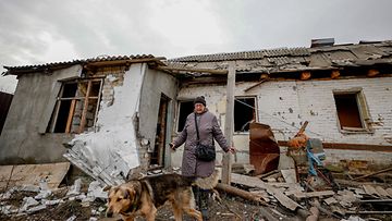 Nainen tutki raunioita Venäjän ilmaiskujen jälkeen Bortnichin kaupunginosassa Kiovassa 29. joulukuuta 2022.