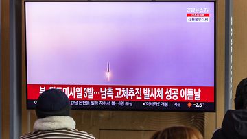 Ihmiset seuraavat televisionäytöltä uutista Pohjois-Korean ampumasta ohjuksesta.