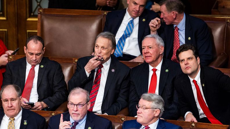 Punakravattiset republikaanit istuvat edustajainhuoneen salissa.