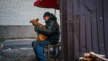 LK 4.1.2023 Anatoly Gysenko, 60, istui koira sylissään tuhoutuneen kotinsa ulkopuolella Lymanin kaupungissa Donetskin alueella Itä-Ukrainassa 4.1.2023.