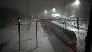 LK 5.1.2023  Kaukoliikenteen juna lähdössä lumipyryssä Helsingistä maanantai-iltana 12. joulukuuta 2022.