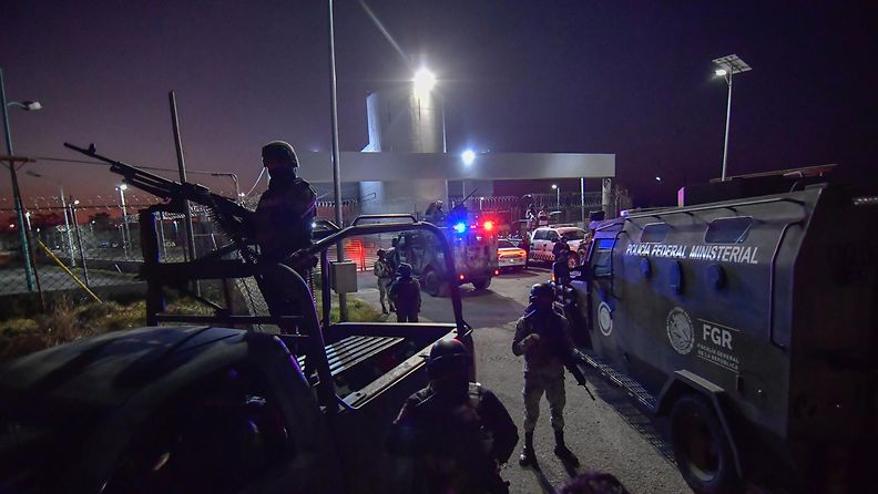 Meksikon armeija vartioi vankilaa, johon El Chapon poika toimitettiin helikopterilla.