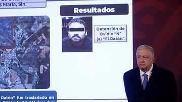 Meksikon presidentti Andres Manuel Lopez Obrador kertoo El Chapon pojan kiinniotosta toimittajille tiedotustilaisuudessa.