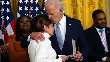 Joe Biden antaa arvomitalin kongressitalon valtauksessa kuolleen poliisi Brian Sicknickin äidille Gladys Sicknickille.