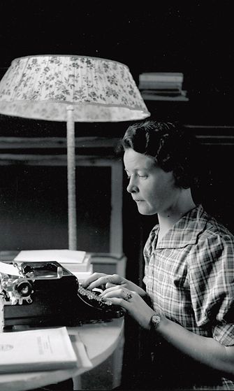 LK 16.1.2023 MAKSETTU KUVA Kirjailija Sally Salminen kirjoittaa kirjoituskoneella.