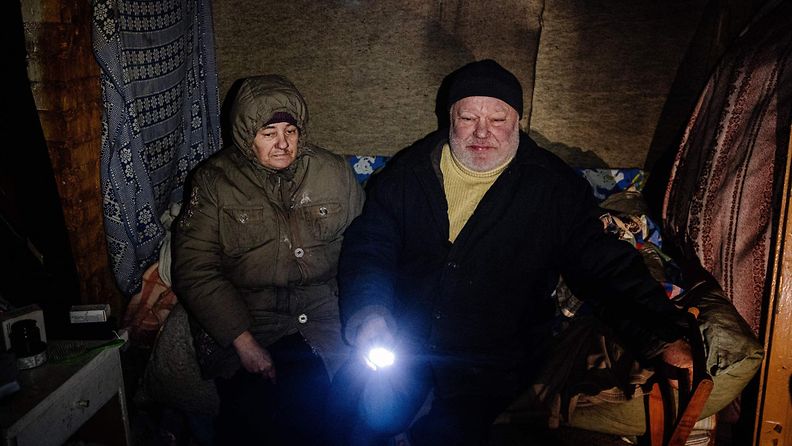 LK 16.1.2023 Ukrainalaispariskunta Oleksandr Sirenko, 55, ja Tamara Hordienko, 63, istuivat kotitalonsa kellarissa Siverskissä, Donetskin alueella 8. tammikuuta 2023.