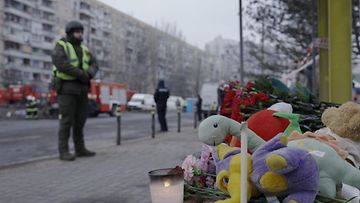 LK 16.1.2023 Ihmiset toivat kynttiläitä, kukkia ja lasten leluja Venäjän iskussa tuhoutuneen rakennuksen eteen Dniprossa Ukrainassa 16.1.2023.