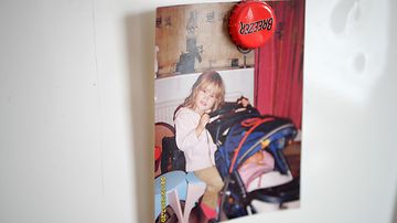 Iidan lapsuuskuva on kiinnitettynä perheen jääkaapin oveen. Copyright: Terhi Romo. Photographer: Terhi Romo. IidaRuoranen-piirustus1