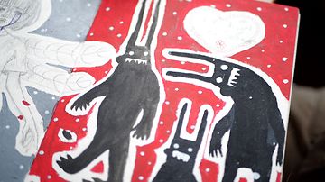 Äiti kutsuu Iidan piirustusten mustia hahmoja demoneiksi. Copyright: Terhi Romo. Photographer: Terhi Romo. Iida Ruotanan-piirustus2