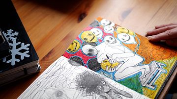 Iidan piirustuksissa on useita hymyttömiä ja kasvottomia henkilöitä. Copyright: Terhi Romo. Photographer: Terhi Romo. Iida Ruotanen-piirustus3