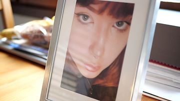 Sama valokuva, joka nyt löytyy kehystettynä perheen kotoa, oli esillä Iidan hautajaisissa. Copyright: Terhi Romo. Photographer: Terhi Romo. IidaRuotanen