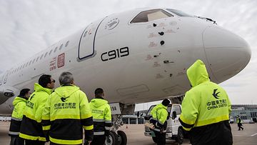 Kiinalaisen Eastern Airlines -lentoyhtiön työntekijöitä Wuhan Tianhen kansainvälisellä lentokentällä 16.1.2023.