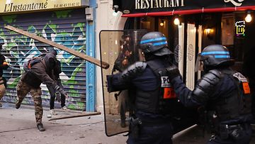 Mielenosoittaja heittää poliisia esineellä Pariisissa 19. tammikuuta 2023.