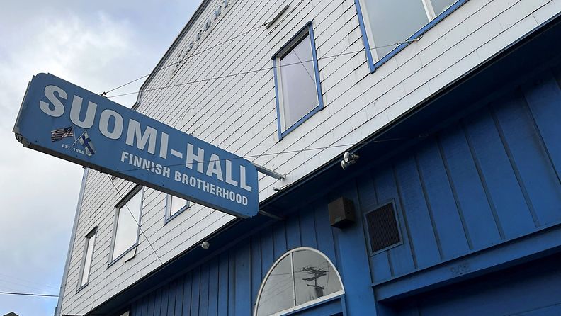 Sinivalkoinen talo, jonka seinässä kyltti: Suomi-Hall, Finnish Brotherhood. 