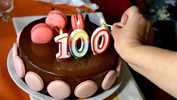 100-vuotiaan syntymäpäiväkakku