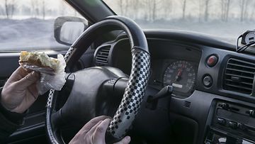shutterstock syöminen autossa kuljettaja ruoka auto