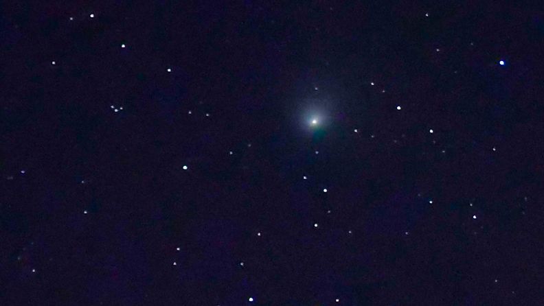 AOP Vihreä komeetta C/2022 E3 (ZTF) Veliko Tarnovon taivaalla Bulgariassa. avaruus tähtitaivas