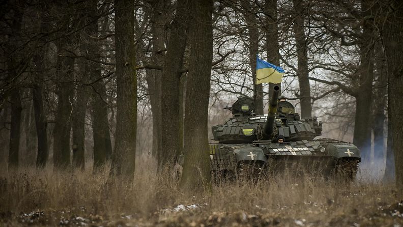 Ukrainan käyttämä T-72-panssarivaunu Ukrainassa metsässä