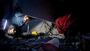 Uhreja etsitään romahtaneista rakennuksista. Photographer: REFIK TEKIN. Turkki maanjäristys 2.6.2023