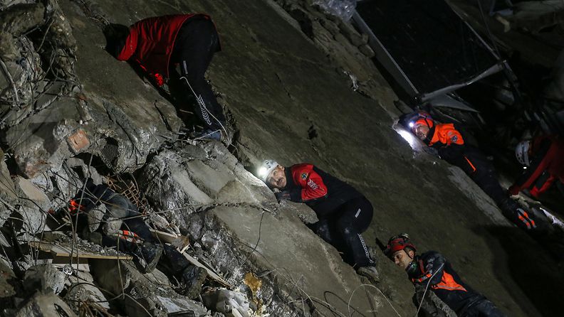 Pelastajat etsivät hengissä olevia Turkin maanjäristyksen jälkeen.