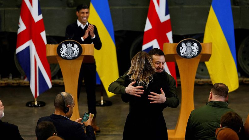 LK 8.2.2023 Lehdistötilaisuudessa Britanniassa koettiin herkkä ja hilpeäkin hetki, kun Ukrainan presidentti Volodymyr Zelenskyi halasi BBC Ukrainan toimittajaa.