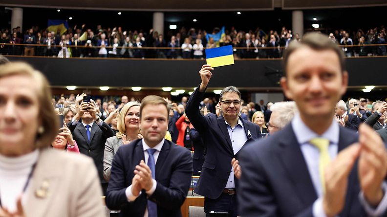 LK 9.2.2023 Ukrainan presidentti Volodymyr Zelenskyi on puhunut ensimmäistä kertaa EU:n parlamentissa. Eurokansanedustajat osoittivat hänelle seisaaltaan suosiota.
