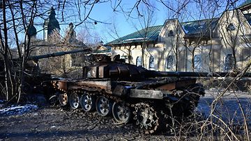 Tuhoutunut venäläistankki Ukrainassa.