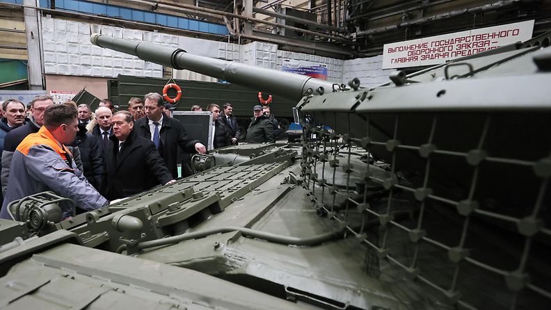 Venäjän Medvedev vieraili panssarivaunutehtaalla torstaina 9.2.2023.
